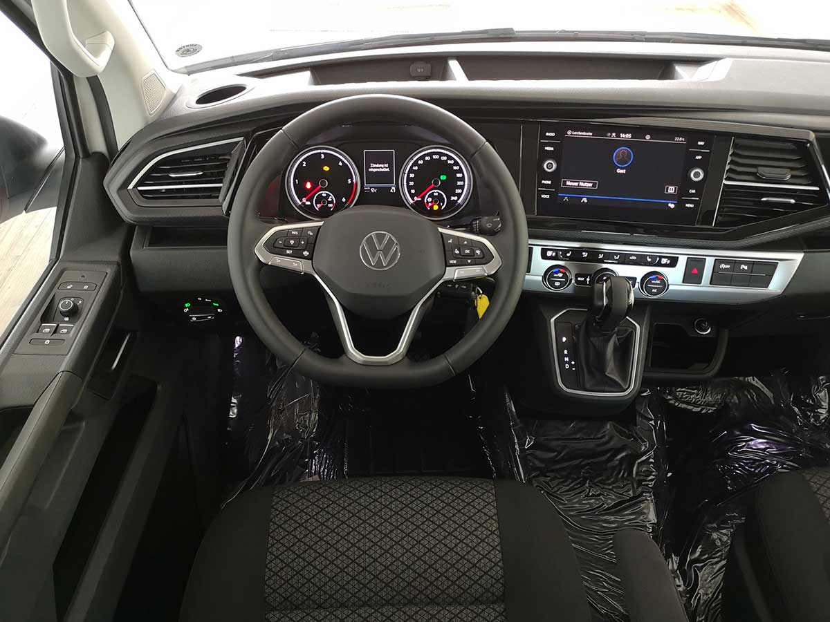 Cockpit im Mietwagen VW T6.1 Multivan Trendline