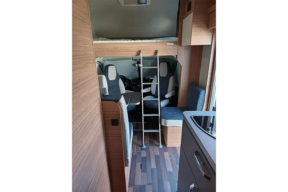 Weinsberg CaraHome Alkoven Eingang